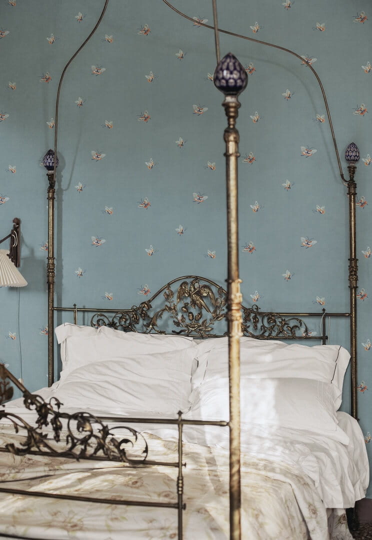 Tapeta motyle Sandberg S10448 Butterflies Misty Blue Chinoiserie Garden