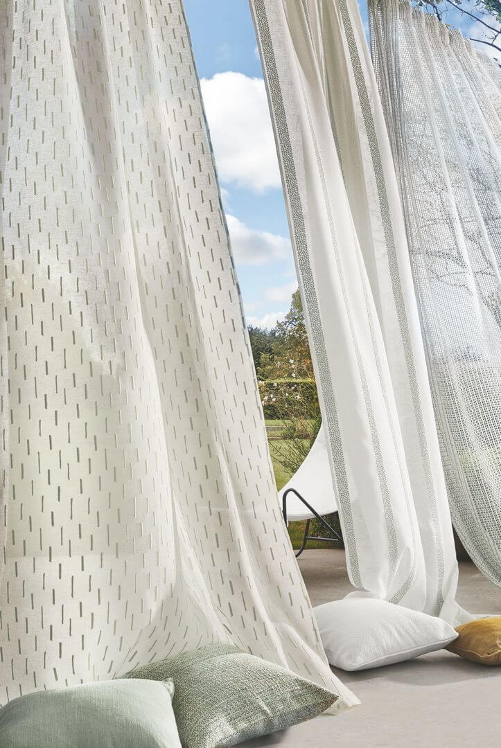 Tkanina woal z haftowanymi kreskami Camengo 43640423 Atuma Totem Sheers - 288 cm szer.