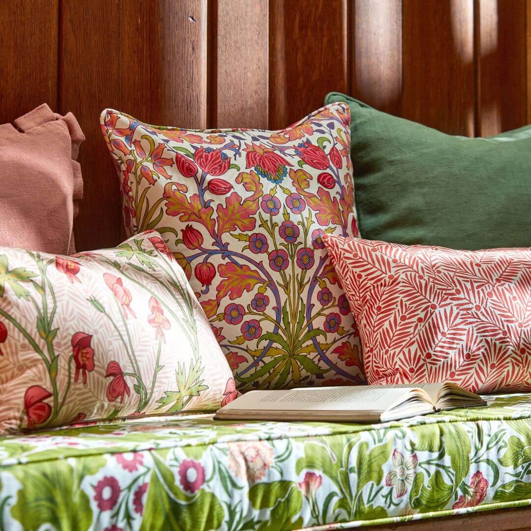 Tkanina bawełniana z roślinnym wzorem Morris & Co. 520005 Hyacinth Bedford Park Fabric