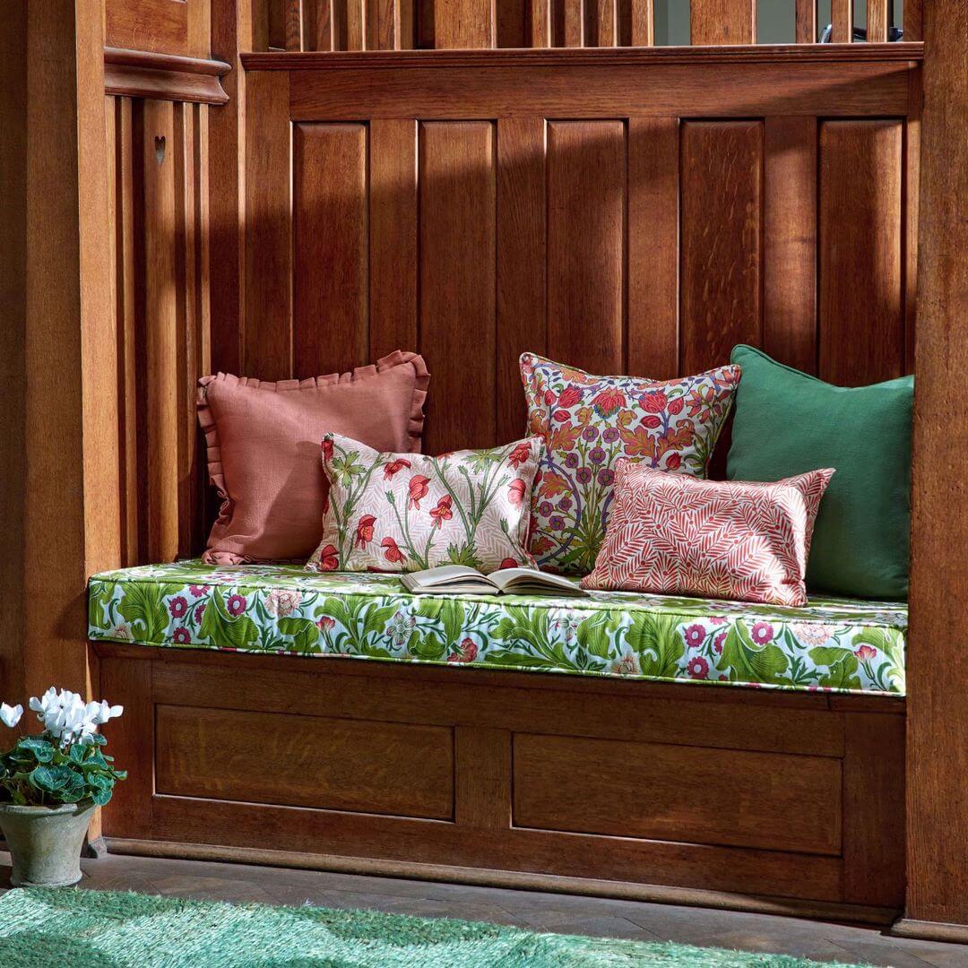 Tkanina welurowa w kwiaty i liście akantu Morris & Co. 227211 Leicester Bedford Park Fabric