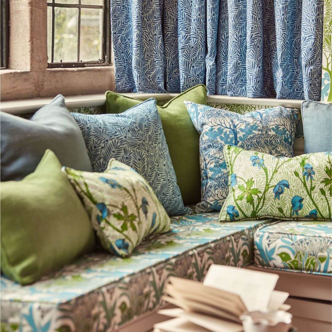 Tkanina bawełniana drzewa i ptaki Morris & Co. 227217 The Savaric Bedford Park Fabric
