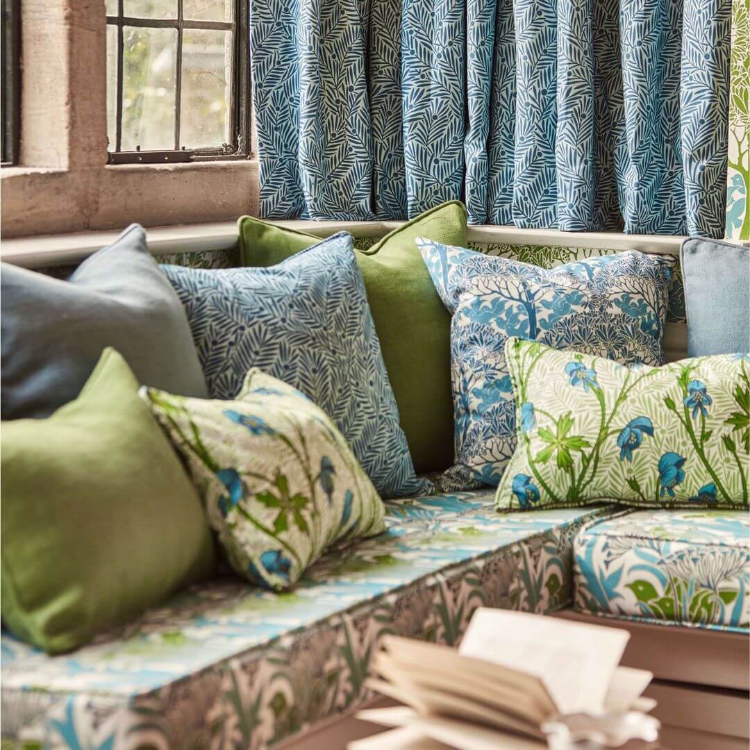 Tkanina bawełniana z roślinnym wzorem Morris & Co. 227219 Monkshood Bedford Park Fabric