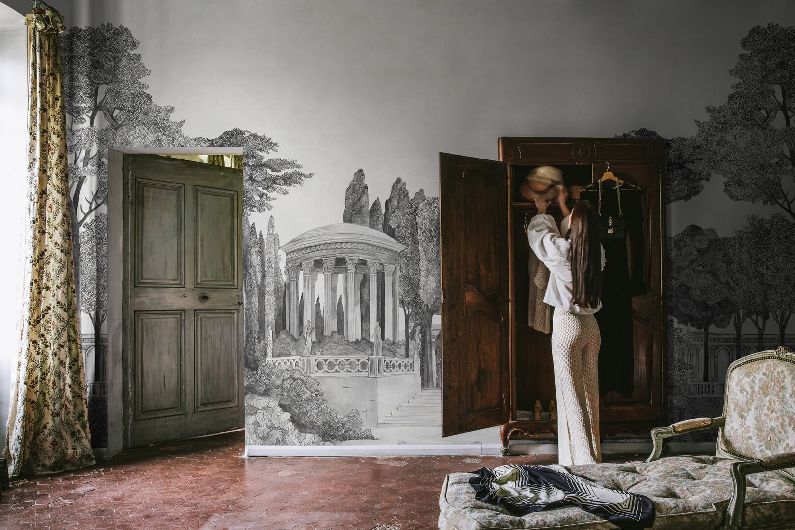 Fototapeta krajobraz parku Rebel Walls R19743 Chatsworth Park Mirrored Graphite Jack Kinsey