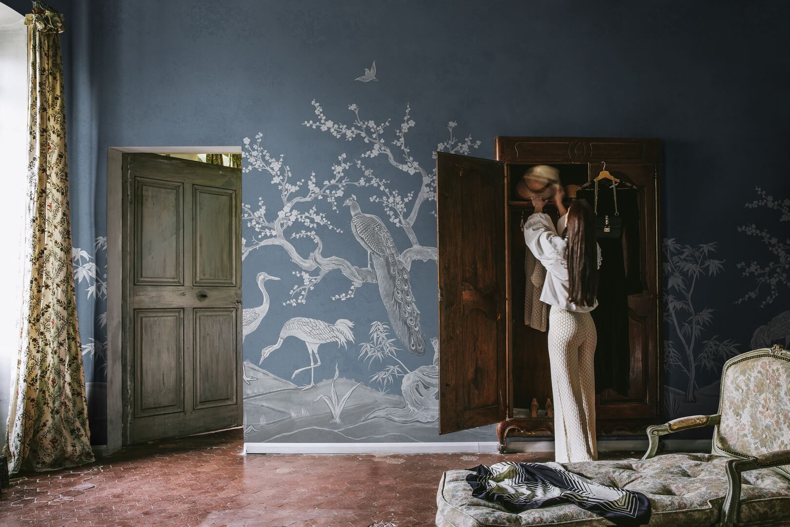 Fototapeta w stylu chinoiserie Rebel Walls R19748 Chinoiserie Blossom Navy Blue Jack Kinsey