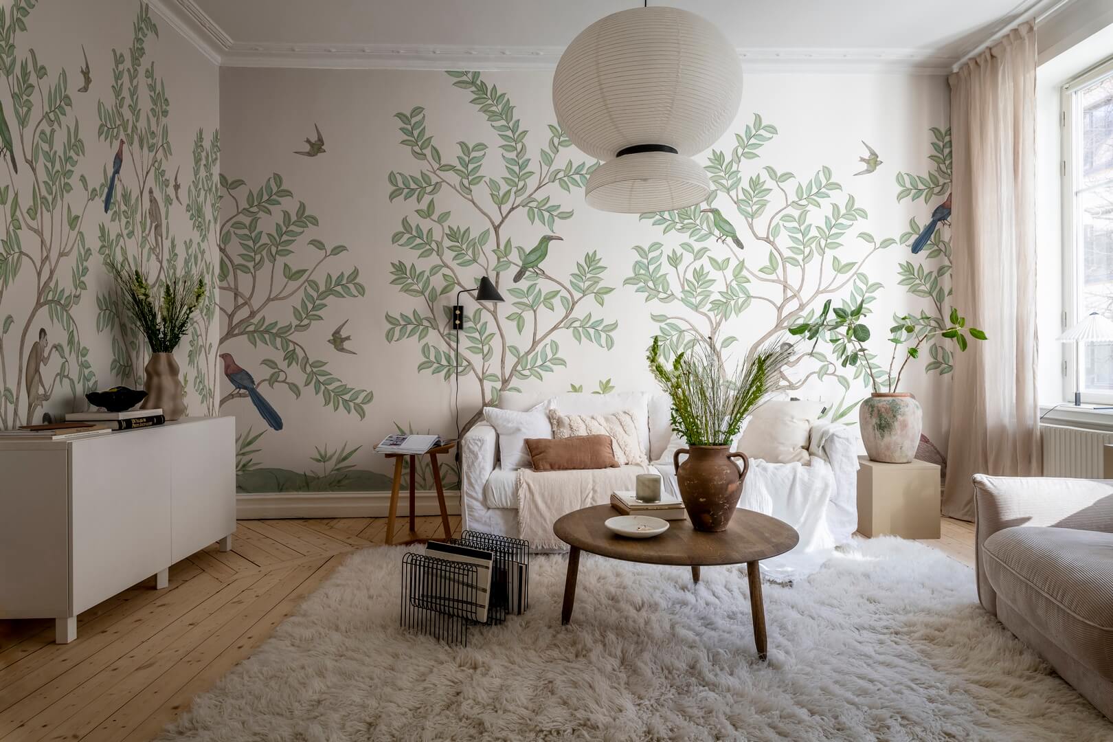 Fototapeta w stylu chinoiserie z małpami, ptakami i krzewami Rebel Walls R19756 Monkeys Paradise White Jack Kinsey
