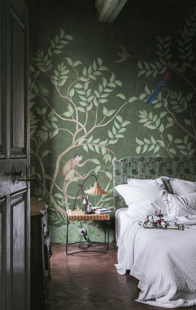 Fototapeta w stylu chinoiserie z małpami, ptakami i krzewami Rebel Walls R19758 Monkeys Paradise Sage Green Jack Kinsey