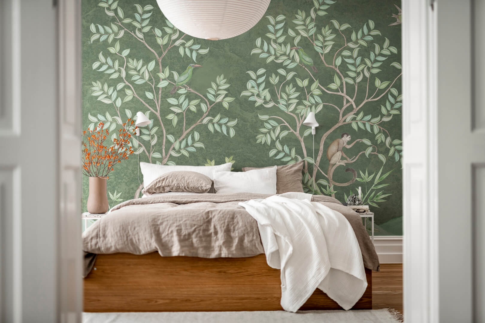 Fototapeta w stylu chinoiserie z małpami, ptakami i krzewami Rebel Walls R19758 Monkeys Paradise Sage Green Jack Kinsey