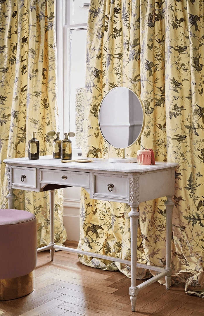 Tkanina jedwab z botanicznym wzorem Cole & Son Hummingbirds Silk F111/1001 Selection of Hummingbirds Fabric
