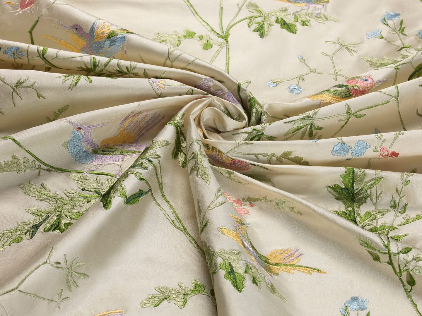 Tkanina jedwab z botanicznym wzorem Cole & Son Hummingbirds Silk F111/1002 Selection of Hummingbirds Fabric