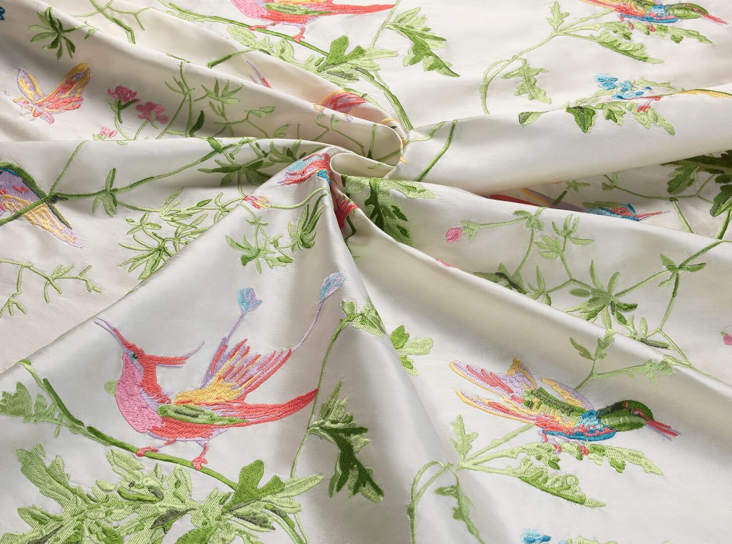 Tkanina jedwab z botanicznym wzorem Cole & Son Hummingbirds Silk F125/1003 Selection of Hummingbirds Fabric