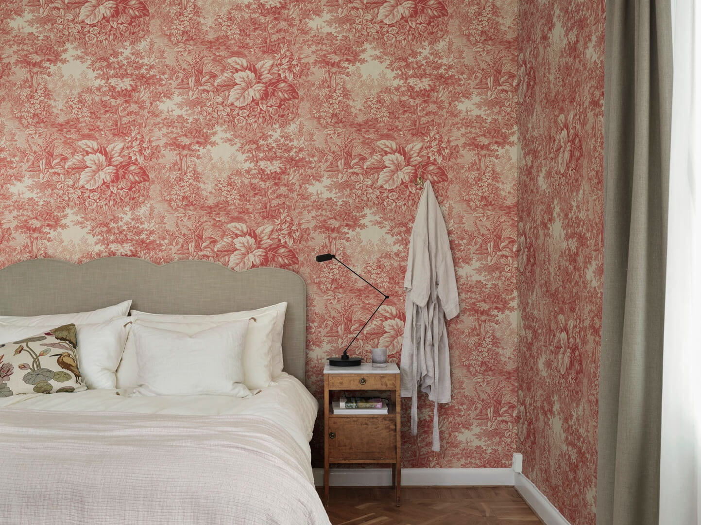 Fototapeta las w stylu Toile de jouy Sandberg S10401 Forest Toile Red Tidlösa