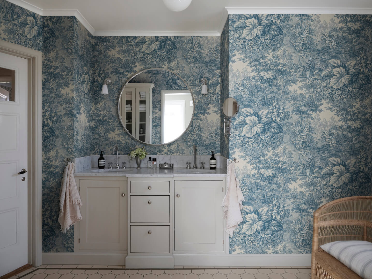 Fototapeta las w stylu Toile de jouy Sandberg S10402 Forest Toile Blue Tidlösa