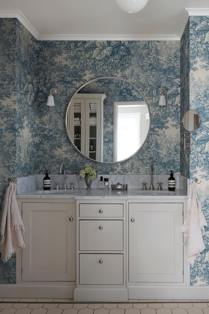 Fototapeta las w stylu Toile de jouy Sandberg S10402 Forest Toile Blue Tidlösa