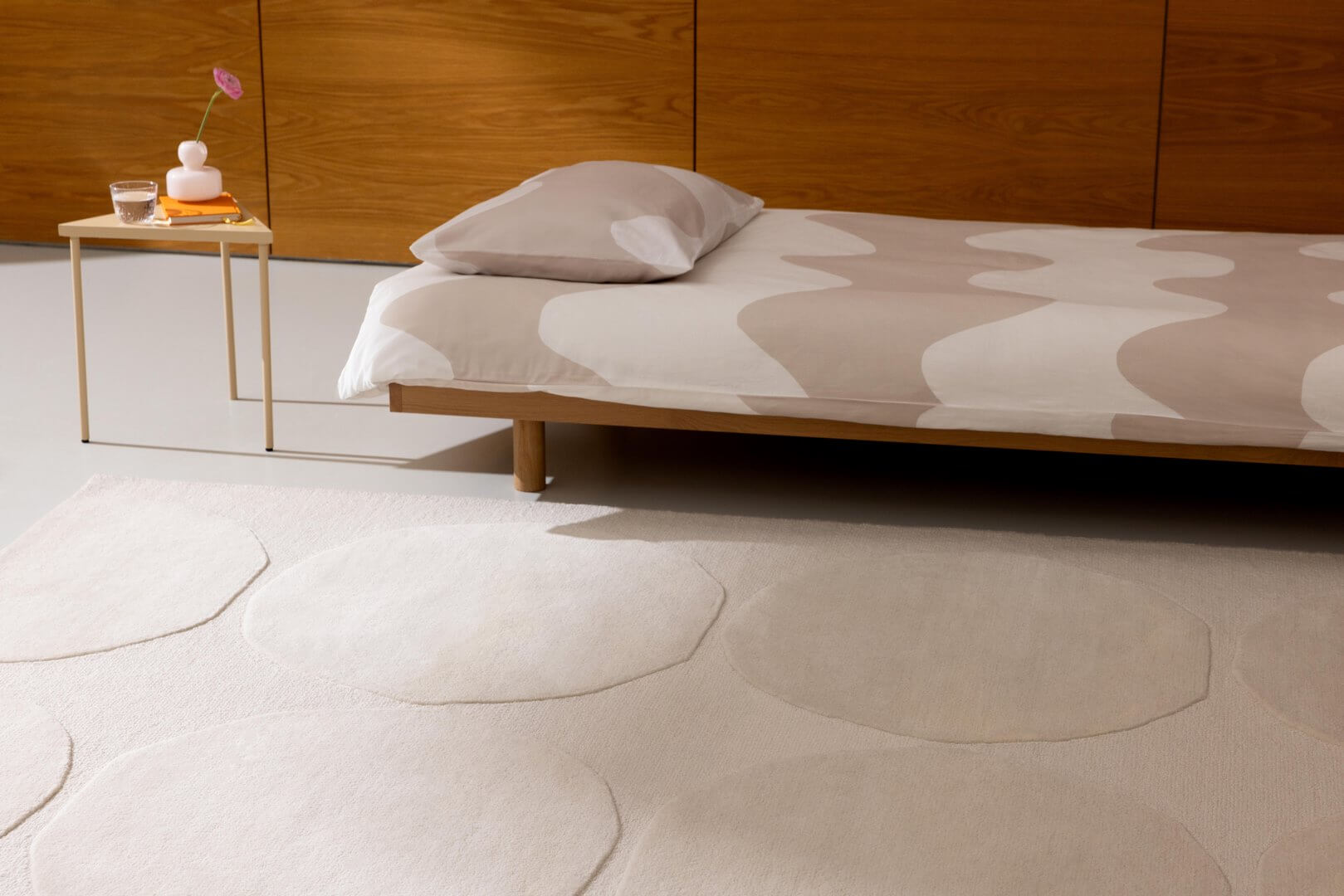 Dywan wełniany geometryczny koła Marimekko Isot Kivet Natural White 132501