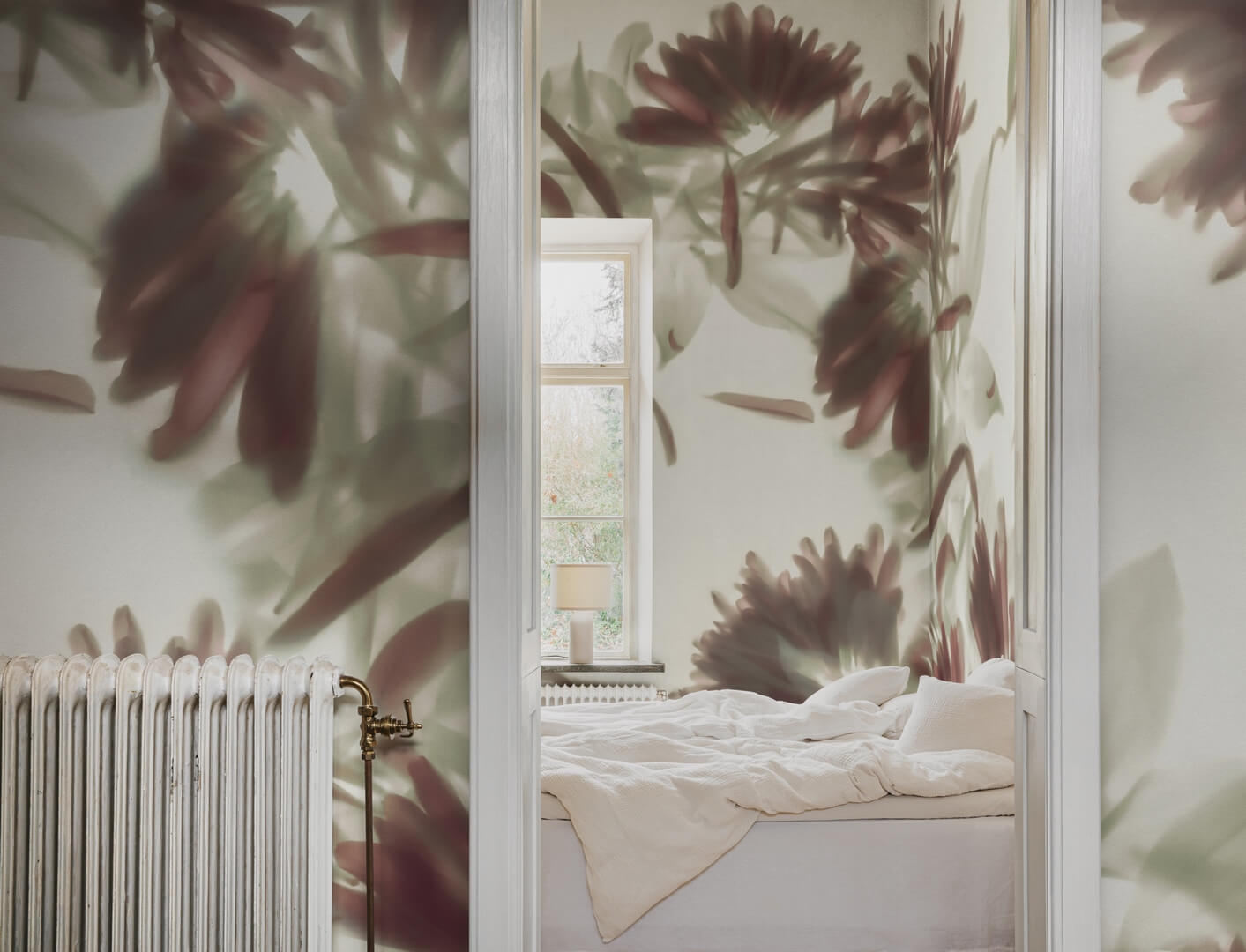 Fototapeta roślinna Rebel Walls R20189 Blurry Honeysuckle Green Mystic Shades