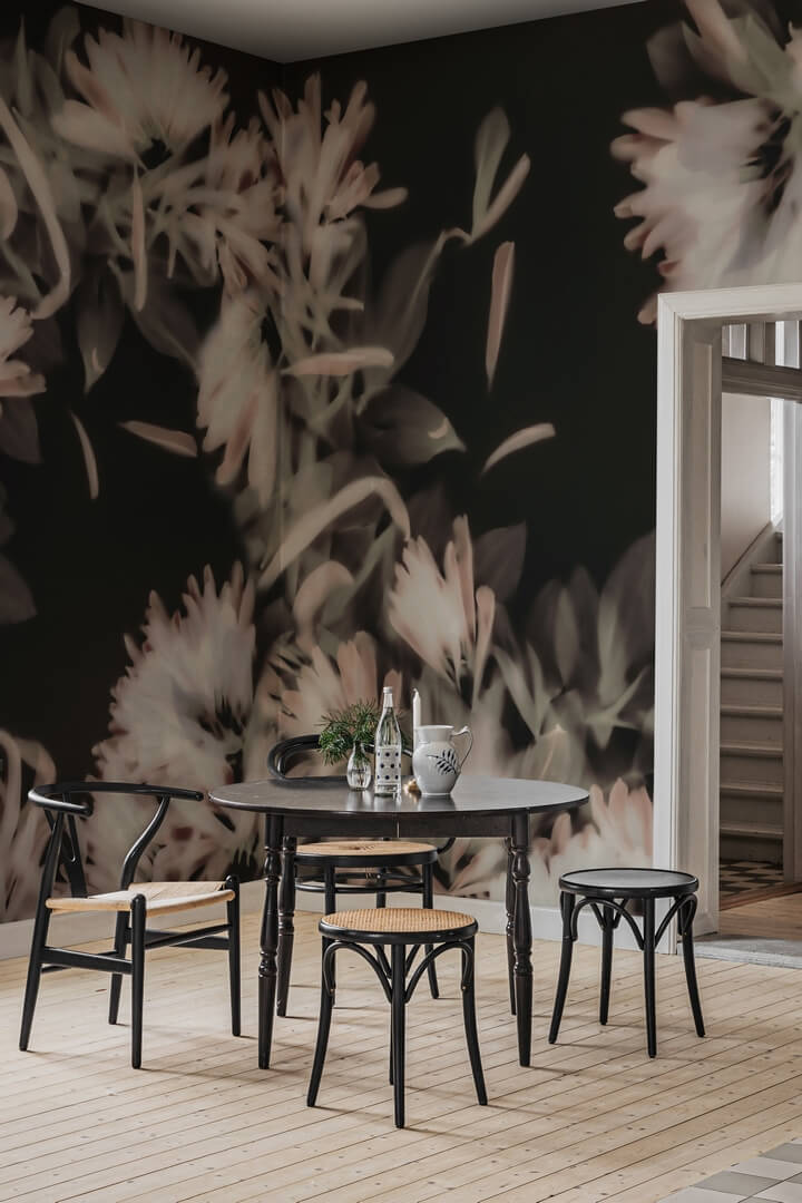 Fototapeta roślinna Rebel Walls R20190 Blurry Honeysuckle Dark Mystic Shades
