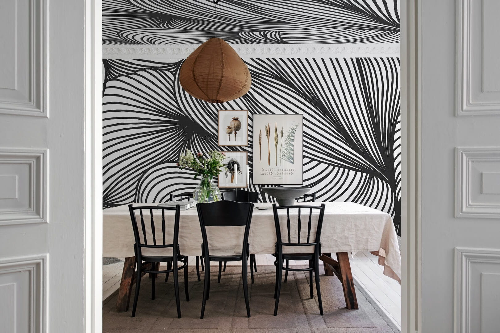 Fototapeta falujące linie Rebel Walls R18597 Opulence Lines Graphite Simplicity