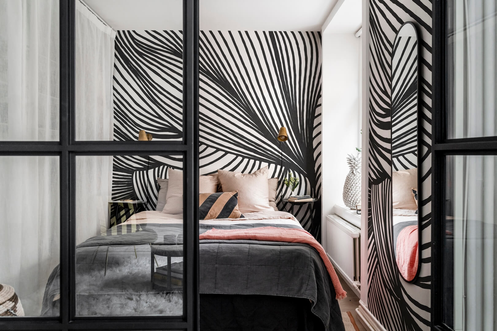 Fototapeta falujące linie Rebel Walls R18597 Opulence Lines Graphite Simplicity