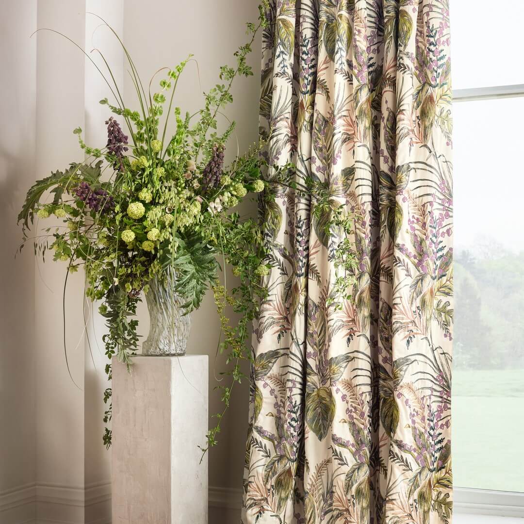 Tkanina haftowana z tropikalnymi roślinami Romo 8043/02 Sayula Ottavia Fabrics