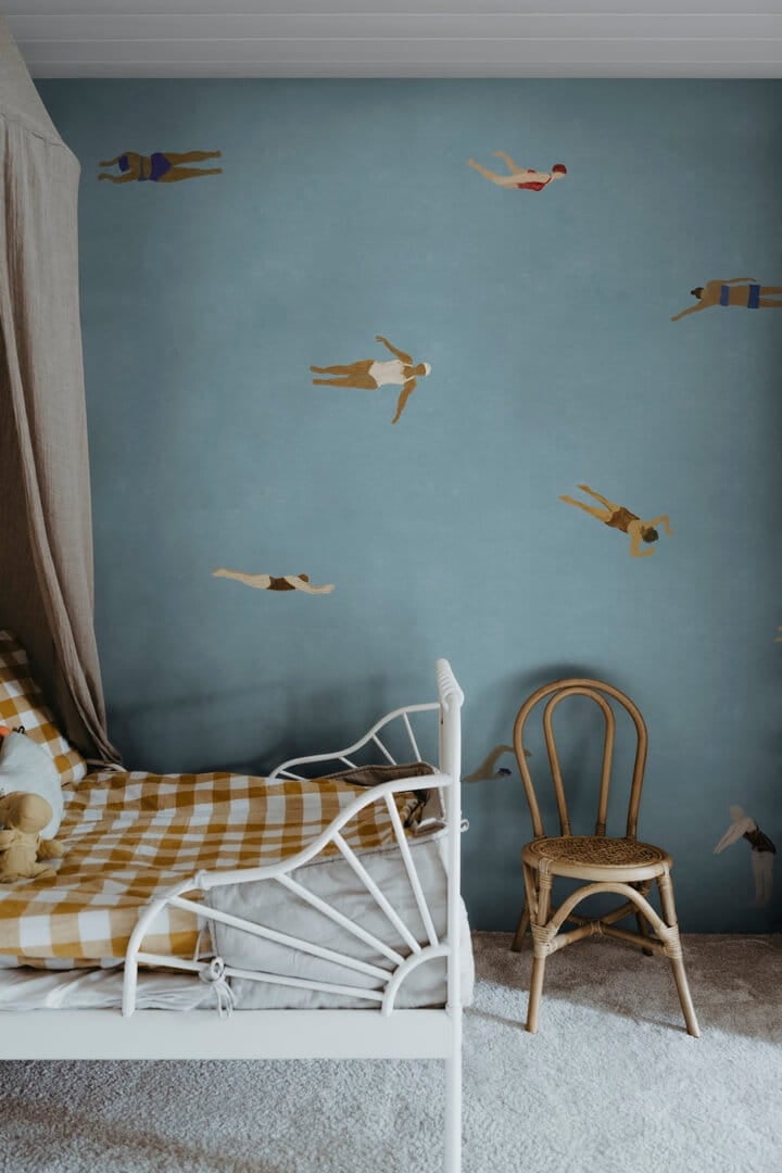 Fototapeta pływacy pływaczki Rebel Walls R20632 Swimmers Blue Fine Little Day