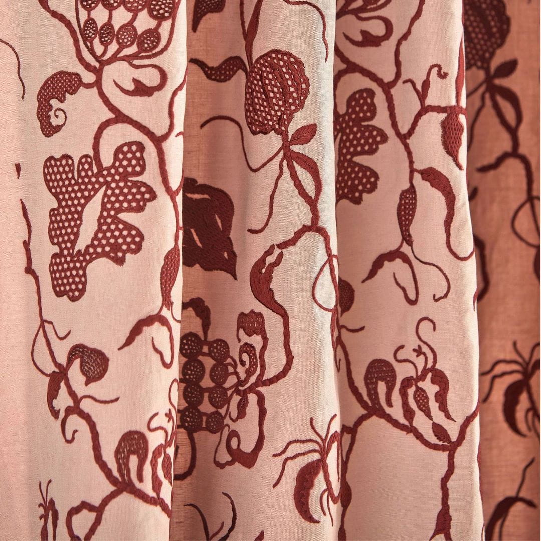 Tkanina haftowana z botanicznym wzorem Sanderson 237390 Mydsommer Pickings Giles Deacon