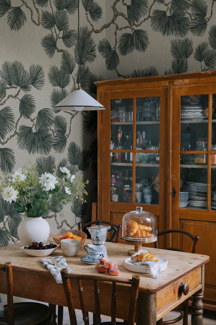 Fototapeta gałęzie sosny Sandberg S10488 Pine Mural Green Ett Hem, Öland