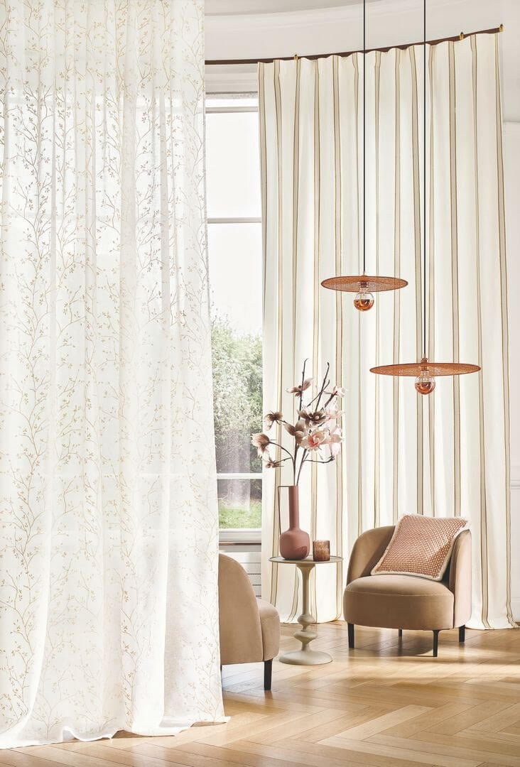 Tkanina woal z haftowanym wzorem Camengo 49270360 Mathuriun Magnolia - 288 cm szer.