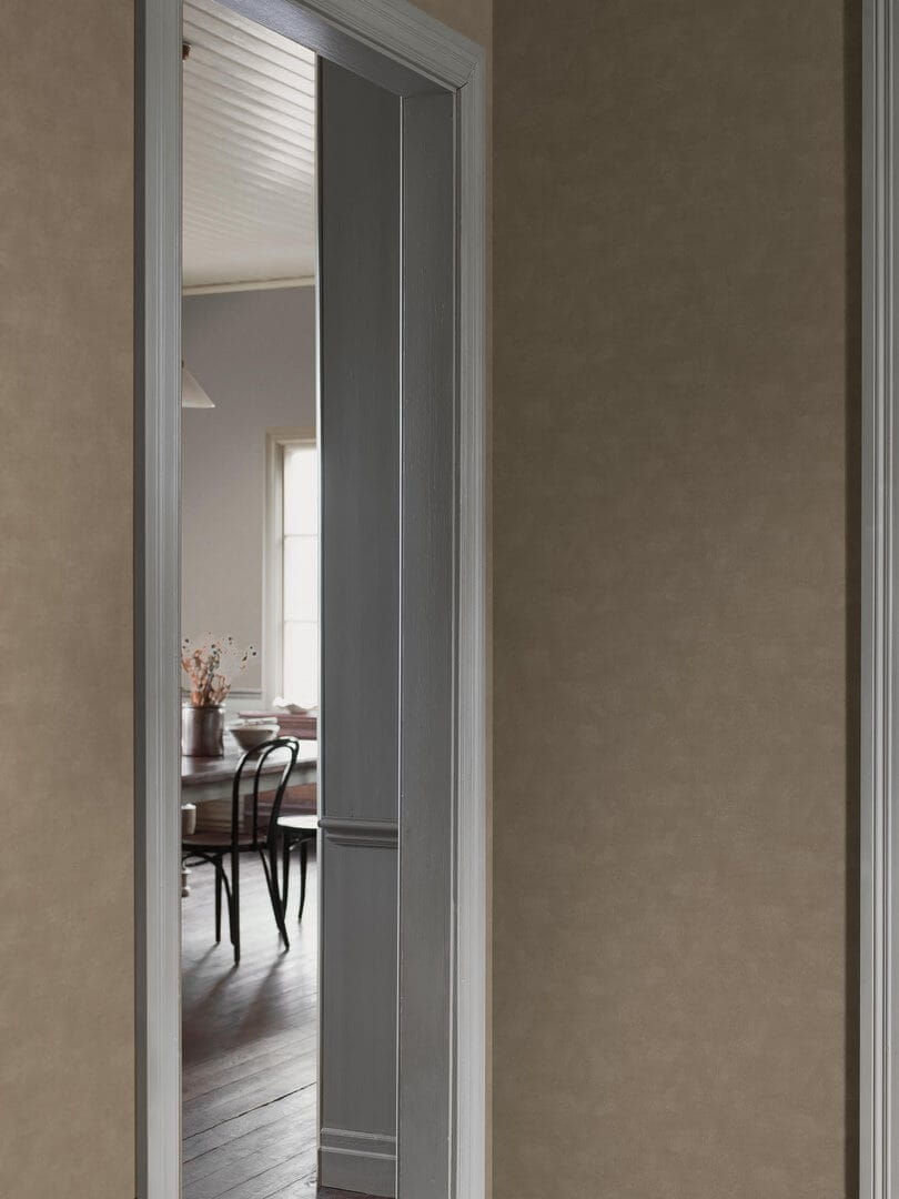 Tapeta minimalistyczna z pociągnięciami pędzla Boras Tapeter 6101 Shades Barite Shades