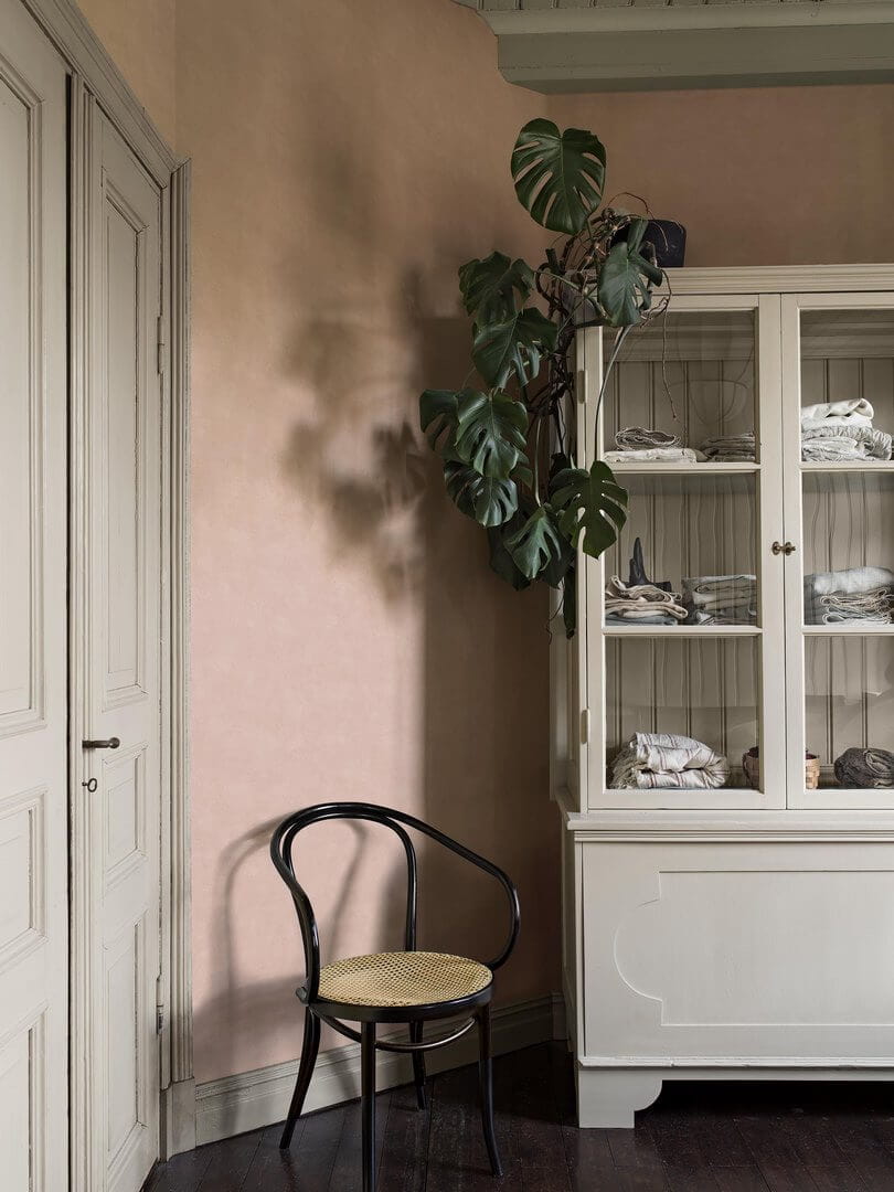 Tapeta minimalistyczna z pociągnięciami pędzla Boras Tapeter 6102 Shades Rhodonite Shades