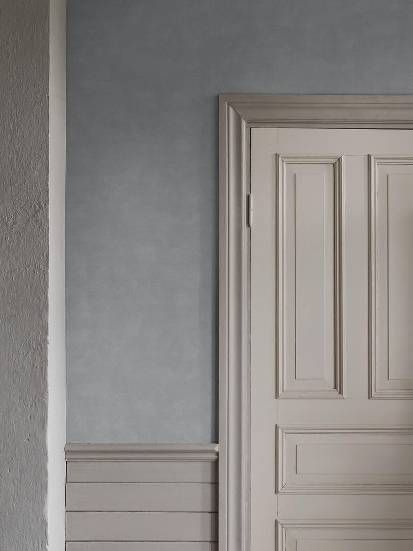 Tapeta minimalistyczna z pociągnięciami pędzla Boras Tapeter 6108 Shades Celestite Shades