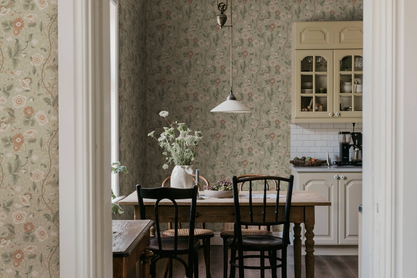 Tapeta roślinne pnącza Sandberg S10499 Ulla Garden Green Snickarglädjen & Lovisaslind