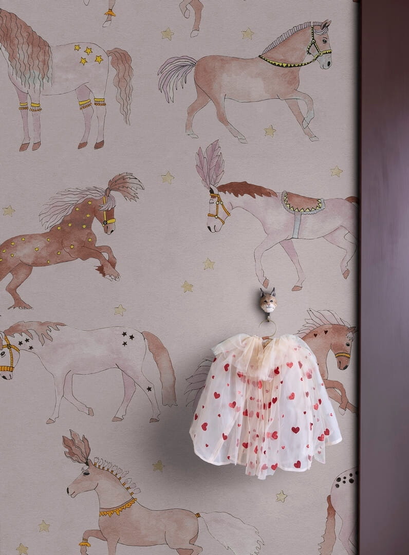 Fototapeta cyrkowe konie Rebel Walls R19981 Circus Horses Soft Pink Family Fun