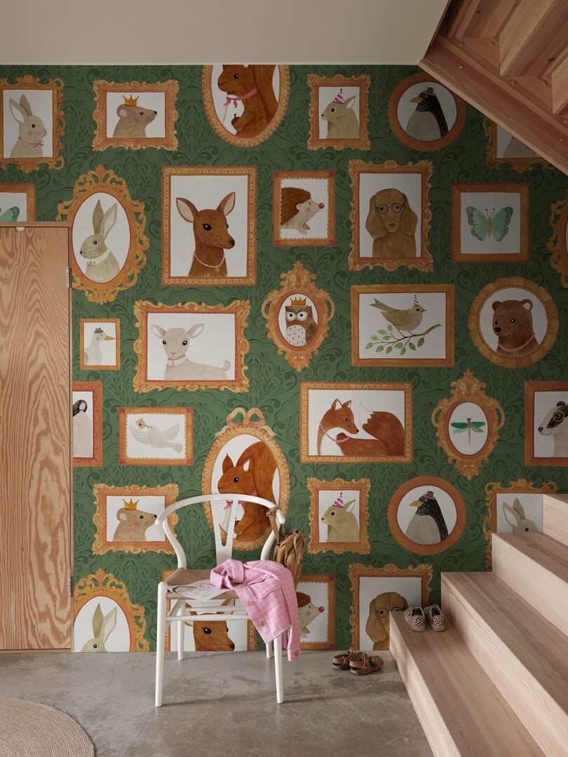 Fototapety zwierzęta w ramkach Rebel Walls R19984 Pet Frames Dark Green Family Fun