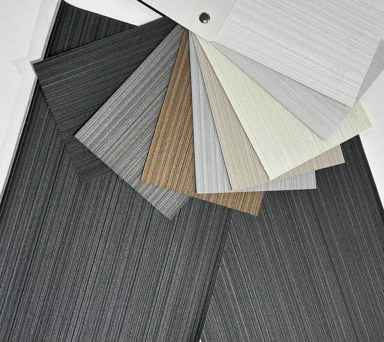 Tapeta czarna obiektowa w prążki W31.05 Henry Vinylpex