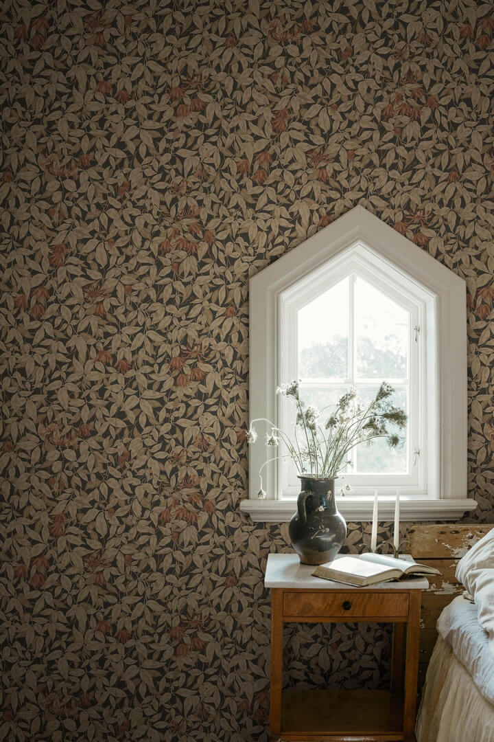 Tapeta liście i kwiaty Sandberg S10559 Linnea Charcoal Tradgarden