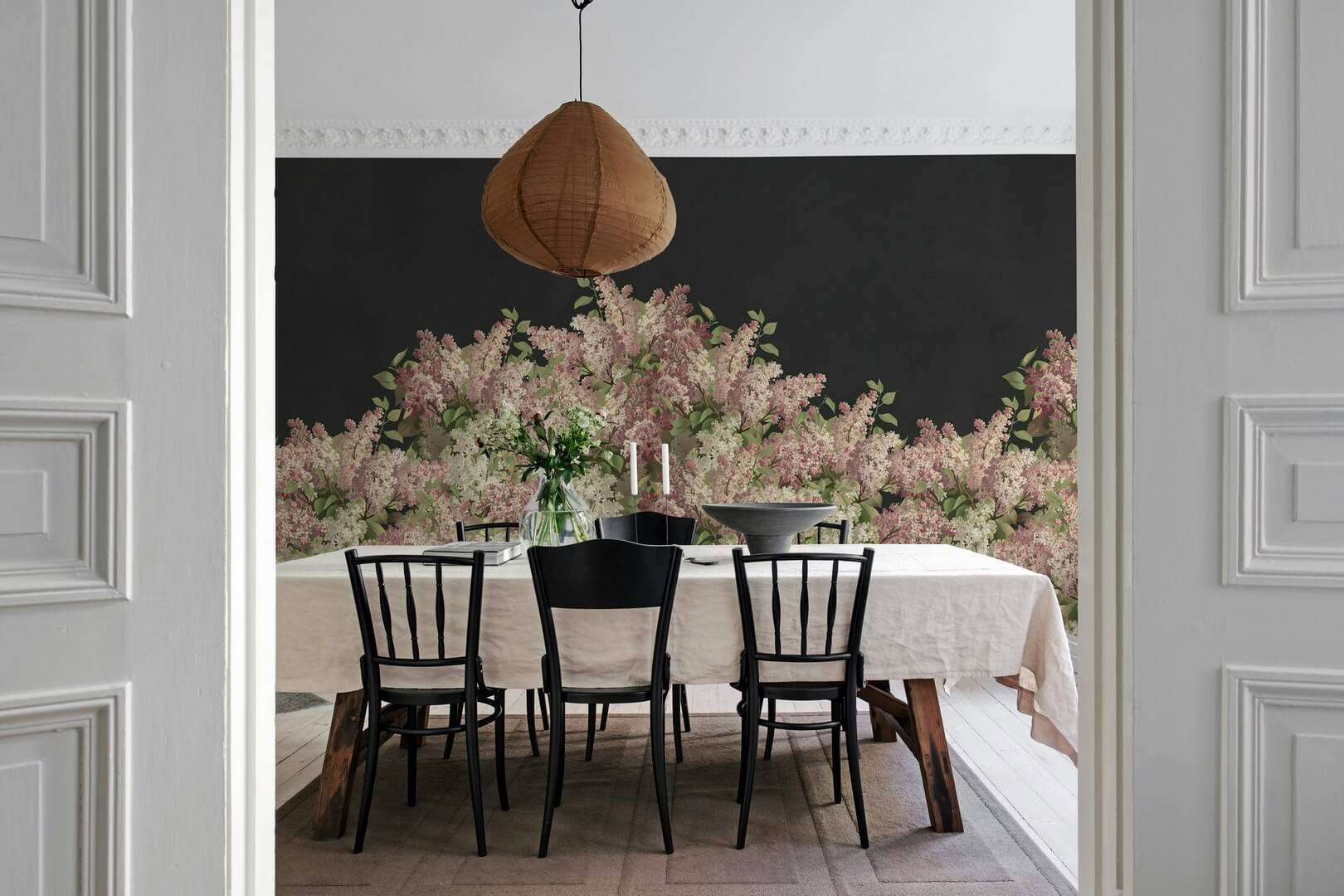 Fototapeta kwiaty bzu Rebel Walls R20920 Syringa Flowers Black Hot Pops