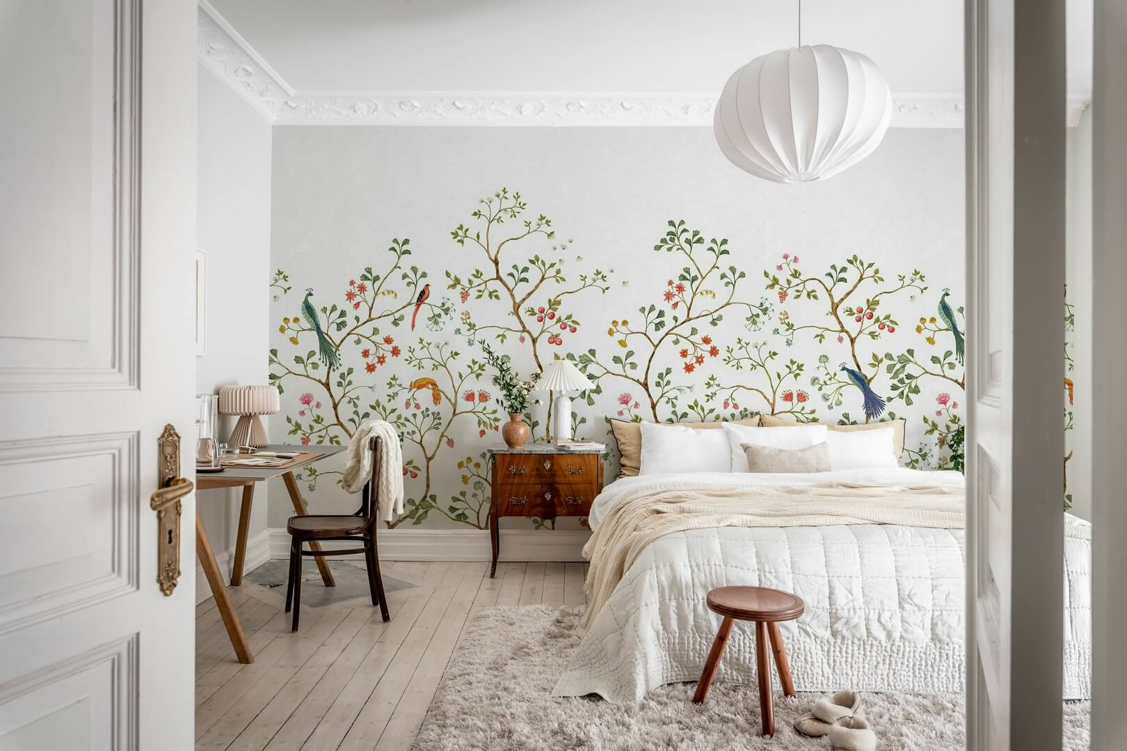 Fototapeta botaniczna Rebel Walls R21193 Songbird Mural White Hot Pops