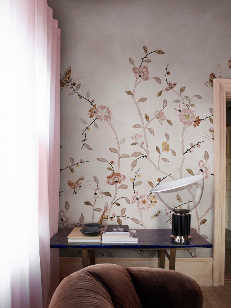 Fototapeta kwiatowe pnącza i motyle Rebel Walls R20359 Whispering Petals Pink Poetic