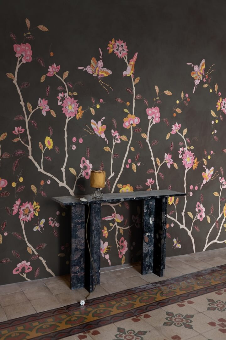 Fototapeta kwiatowe pnącza i motyle Rebel Walls R20362 Whispering Petals Black Poetic