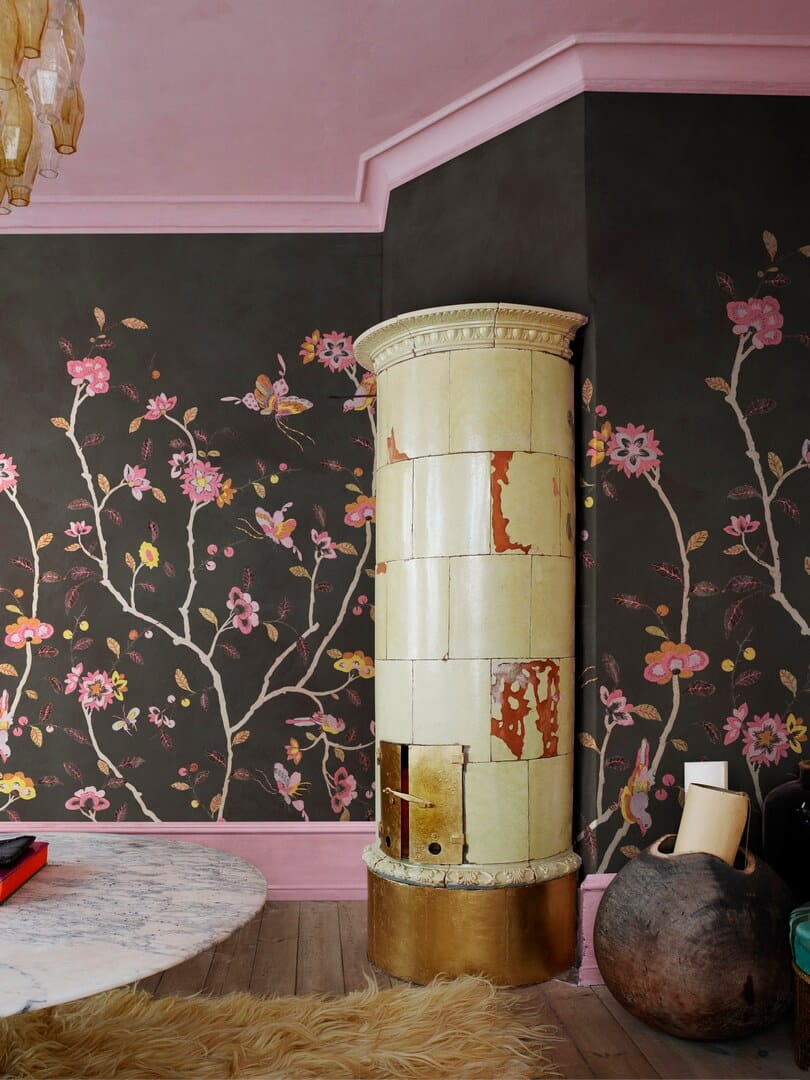 Fototapeta kwiatowe pnącza i motyle Rebel Walls R20362 Whispering Petals Black Poetic