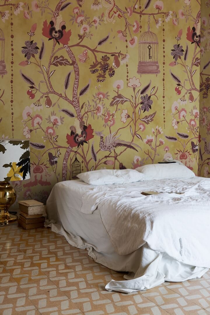 Fototapeta poetycki ogród pełen tajemnic i smoków Rebel Walls R20976 Mystic Garden Yellow Poetic