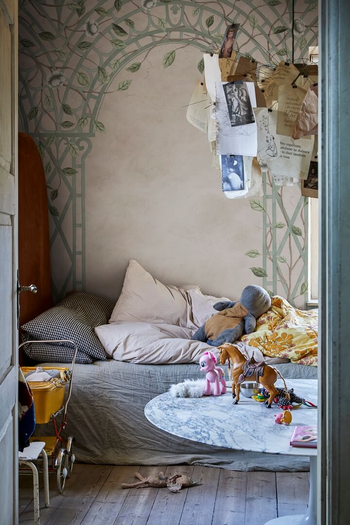 Fototapeta kratownica z pnączem kwiatów Rebel Walls R21017 Poetic Trellis Light Blue Poetic
