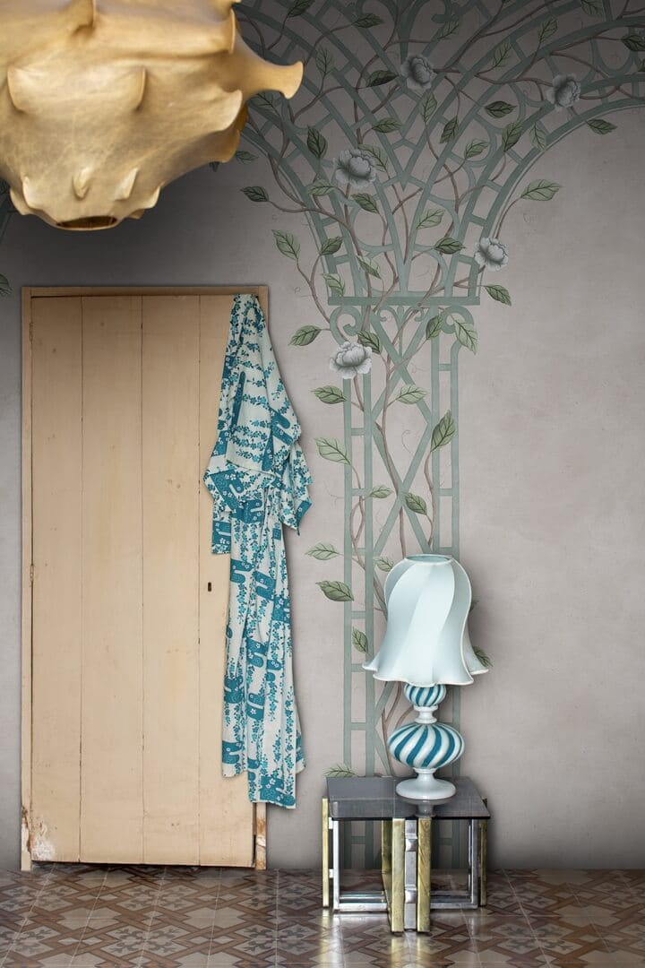 Fototapeta kratownica z pnączem kwiatów Rebel Walls R21017 Poetic Trellis Light Blue Poetic