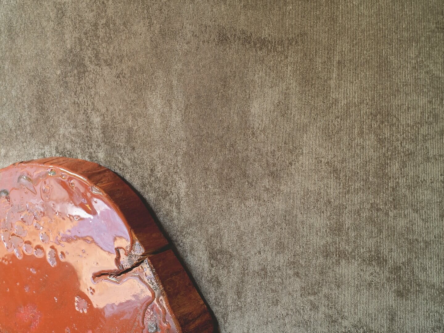 Tapeta tekstylna aksamit w prążki Elitis RM 1063 67 Garçonnière Alcove II