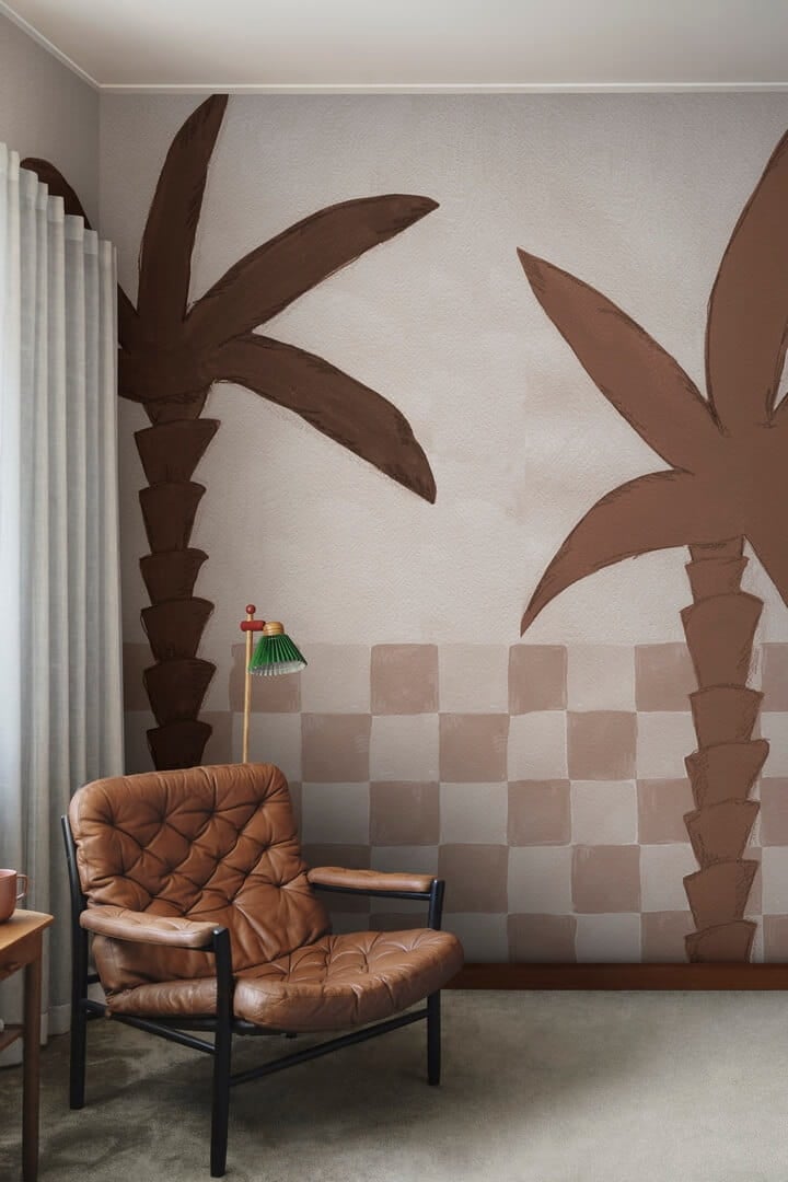 Fototapeta malowane palmy i motyw płytek Rebel Walls R20493 Palm Horizon Light Brown Symbolic