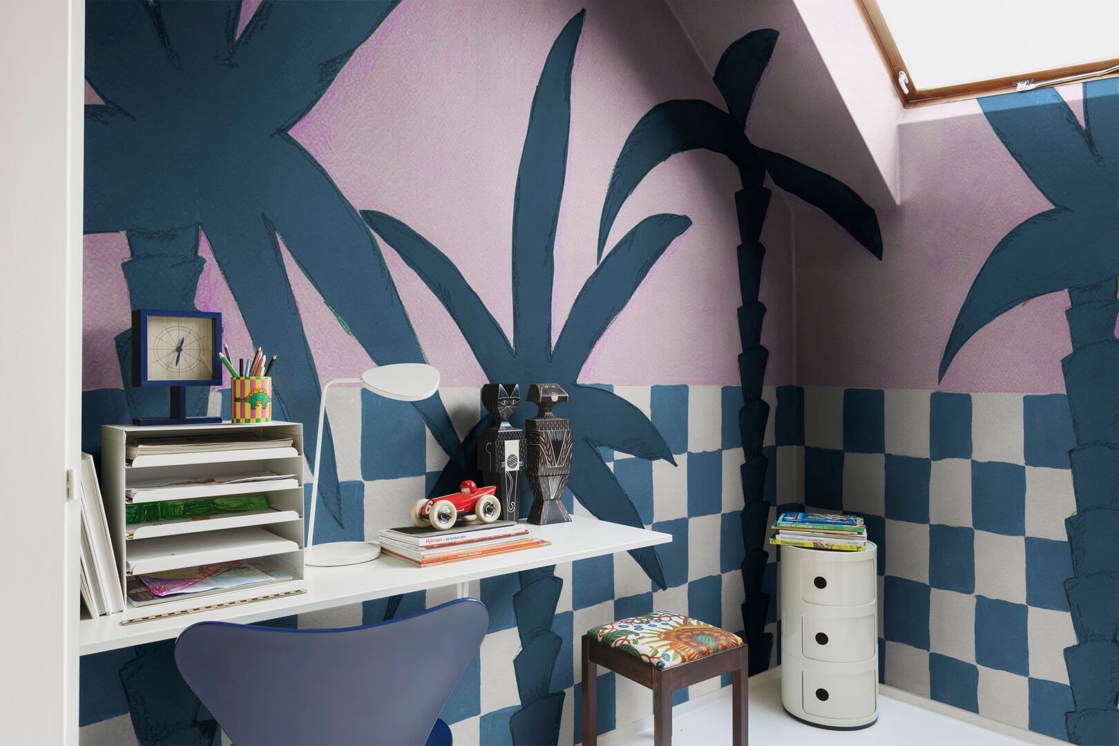 Fototapeta malowane palmy i motyw płytek Rebel Walls R20495 Palm Horizon Blue Pink Symbolic