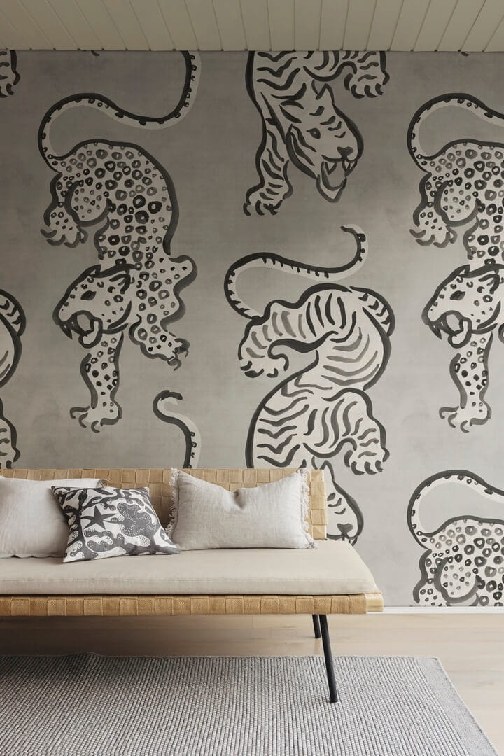 Fototapeta tygrysy i lamparty Rebel Walls R21241 Ink Tiger Gray Symbolic