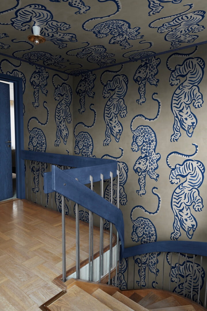 Fototapeta tygrysy i lamparty Rebel Walls R21243 Ink Tiger Blue Symbolic