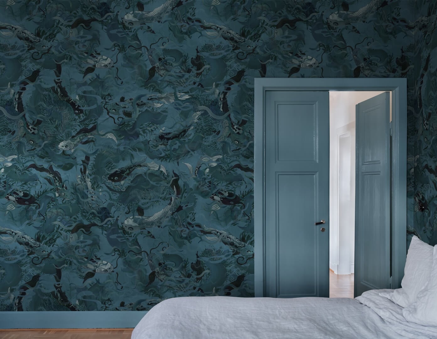 Fototapeta ryby koi Rebel Walls R21023 Atlantis Fish Dark Sam Wilde