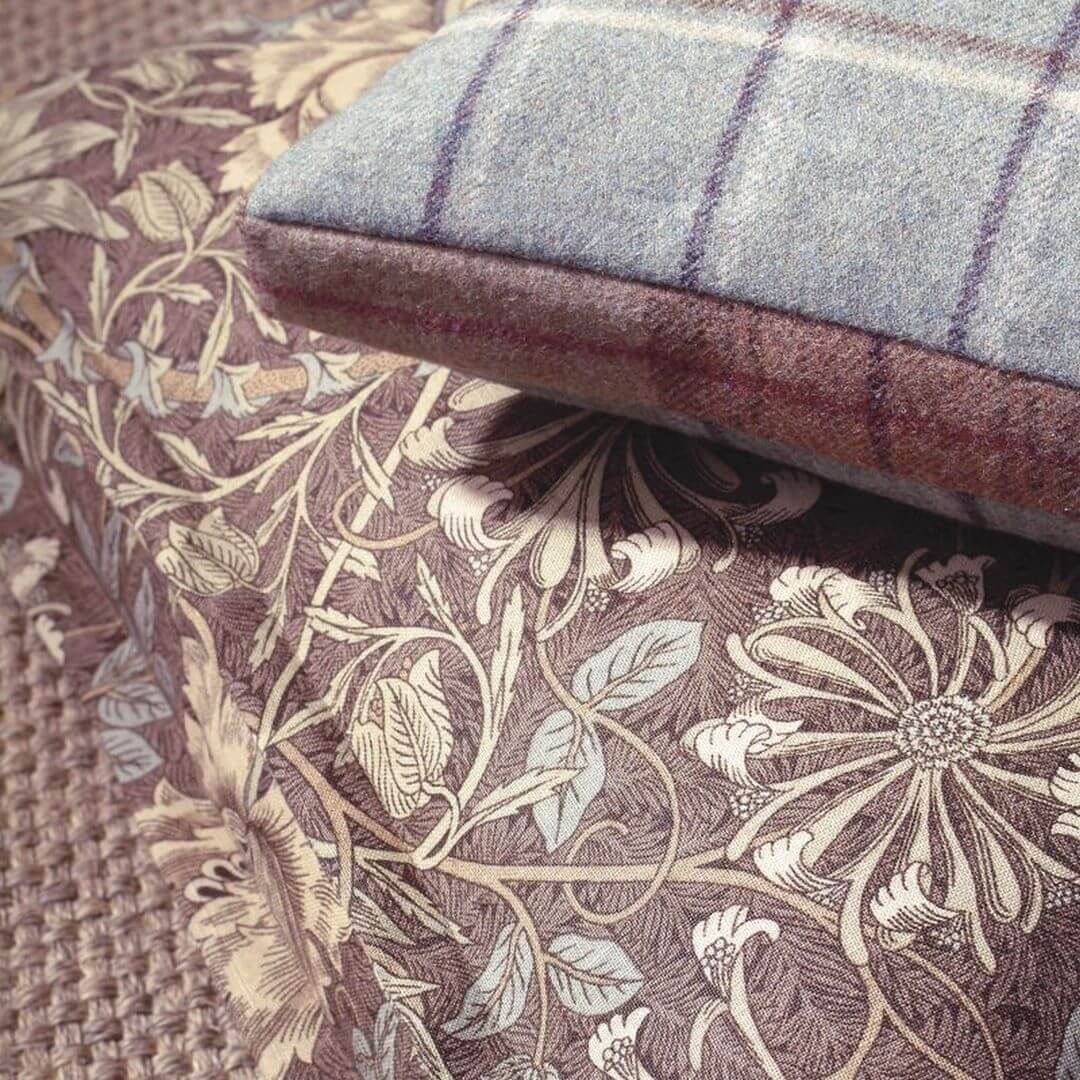 Tkanina z roślinnym wzorem Morris & Co. DMORHO201 Honeysuckle & Tulip Morris & Friends Fabric Volume II